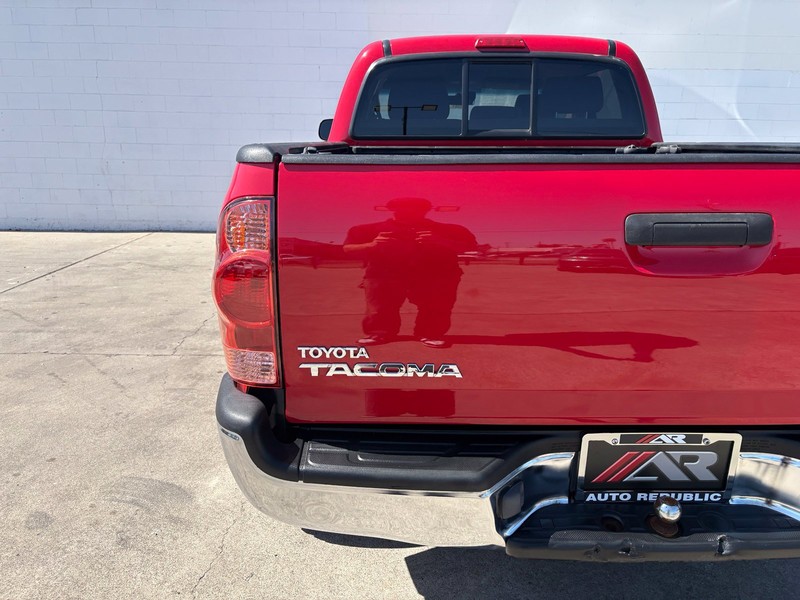 Toyota Tacoma Vehicle Full-screen Gallery Image 07