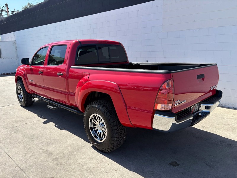 Toyota Tacoma Vehicle Full-screen Gallery Image 09