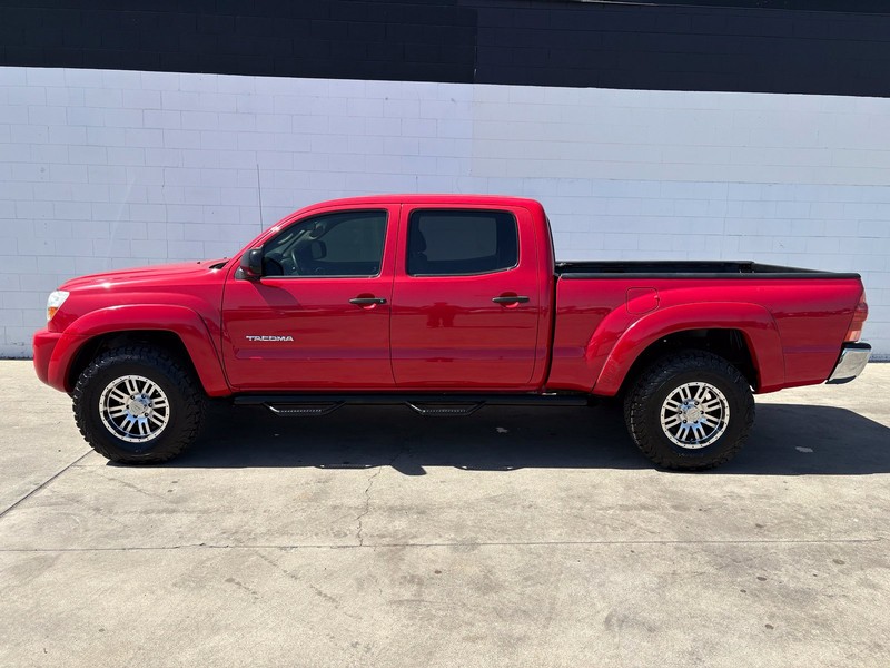 Toyota Tacoma Vehicle Full-screen Gallery Image 10