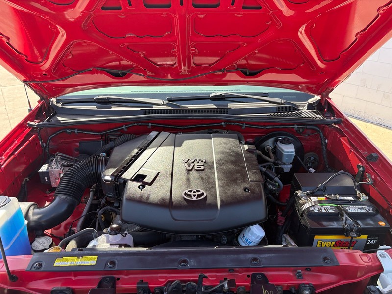 Toyota Tacoma Vehicle Full-screen Gallery Image 12