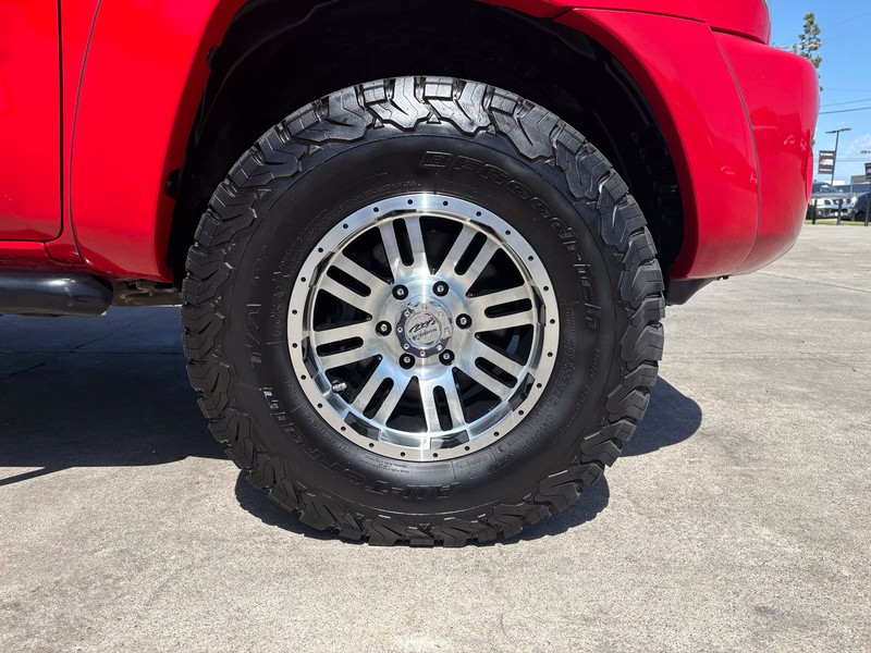 Toyota Tacoma Vehicle Full-screen Gallery Image 13