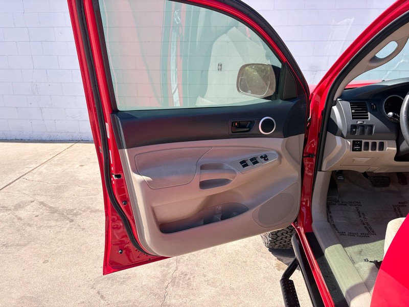 Toyota Tacoma Vehicle Full-screen Gallery Image 14