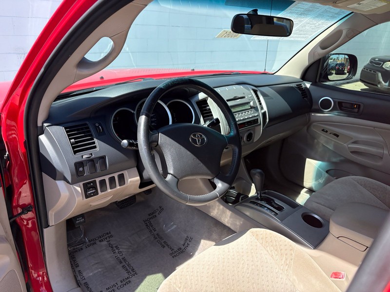 Toyota Tacoma Vehicle Full-screen Gallery Image 15
