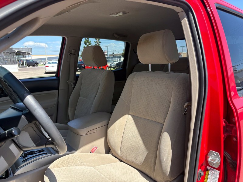 Toyota Tacoma Vehicle Full-screen Gallery Image 16