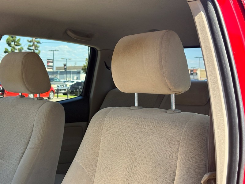 Toyota Tacoma Vehicle Full-screen Gallery Image 17