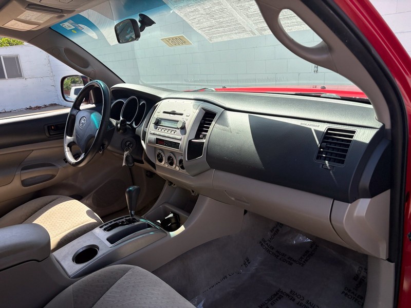 Toyota Tacoma Vehicle Full-screen Gallery Image 18