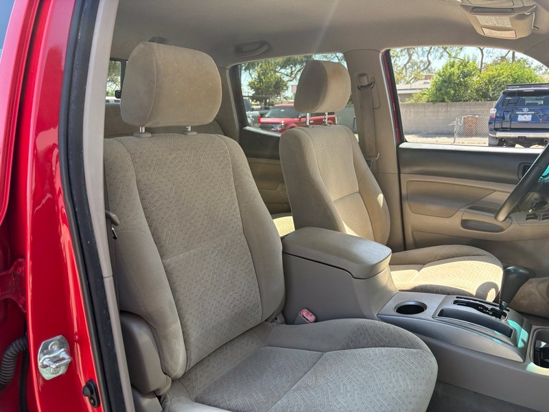 Toyota Tacoma Vehicle Full-screen Gallery Image 19