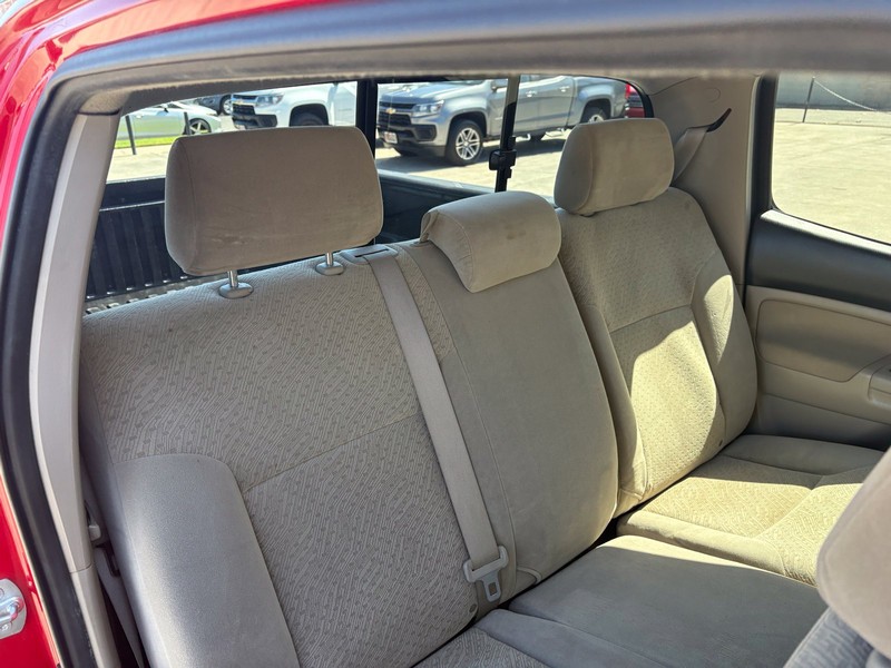 Toyota Tacoma Vehicle Full-screen Gallery Image 20