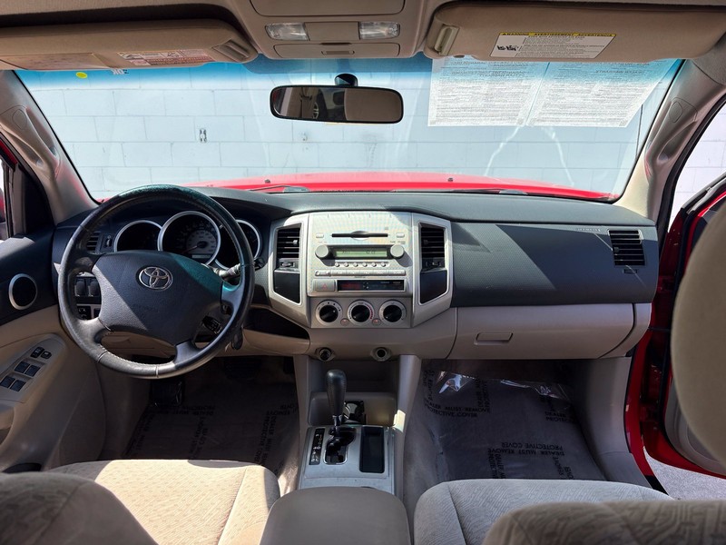 Toyota Tacoma Vehicle Full-screen Gallery Image 21