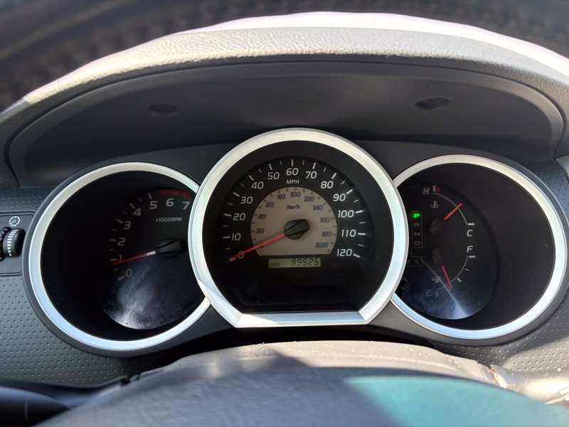 Toyota Tacoma Vehicle Full-screen Gallery Image 22