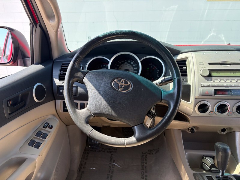 Toyota Tacoma Vehicle Full-screen Gallery Image 23