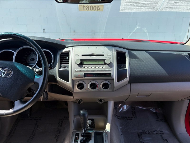 Toyota Tacoma Vehicle Full-screen Gallery Image 24