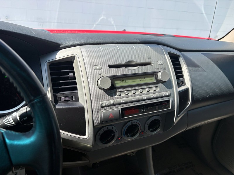 Toyota Tacoma Vehicle Full-screen Gallery Image 25
