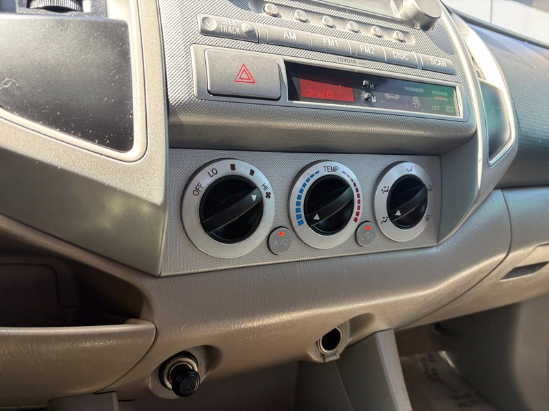 Toyota Tacoma Vehicle Full-screen Gallery Image 26