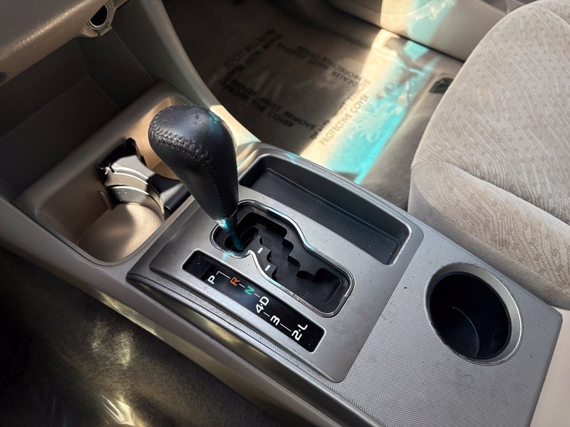Toyota Tacoma Vehicle Full-screen Gallery Image 27