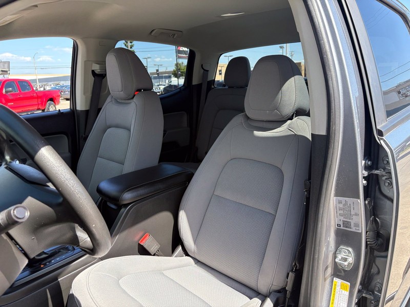 Chevrolet Colorado Vehicle Full-screen Gallery Image 16