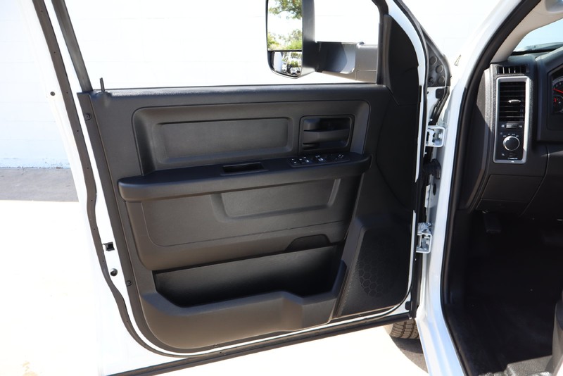 Ram 1500 Classic Vehicle Full-screen Gallery Image 15