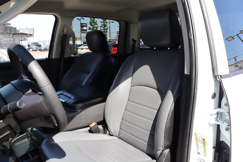 Ram 1500 Classic Vehicle Full-screen Gallery Image 17