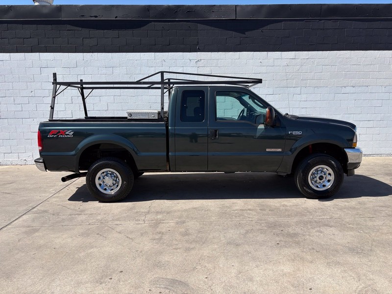 Ford Super Duty F-250 Vehicle Full-screen Gallery Image 01
