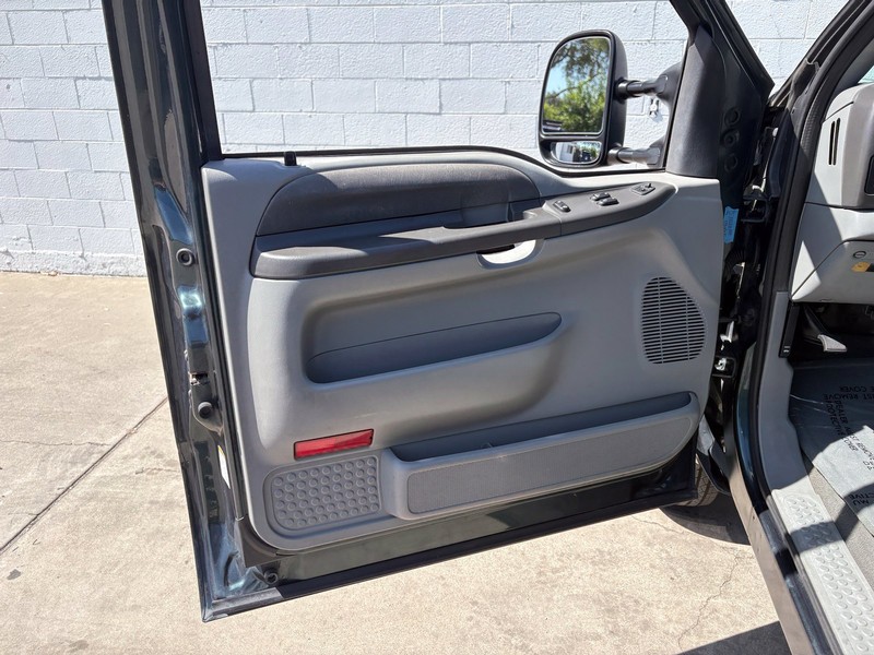 Ford Super Duty F-250 Vehicle Full-screen Gallery Image 14