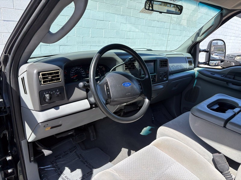 Ford Super Duty F-250 Vehicle Full-screen Gallery Image 15