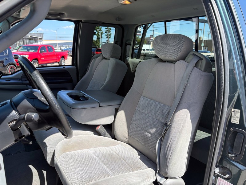 Ford Super Duty F-250 Vehicle Full-screen Gallery Image 16