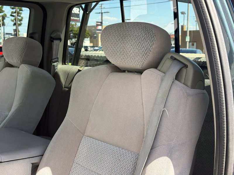 Ford Super Duty F-250 Vehicle Full-screen Gallery Image 17