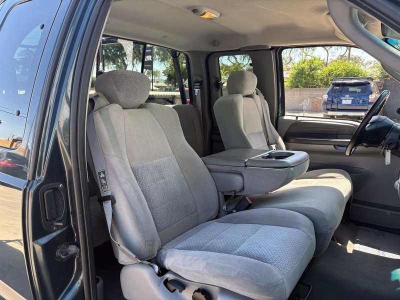 Ford Super Duty F-250 Vehicle Full-screen Gallery Image 19