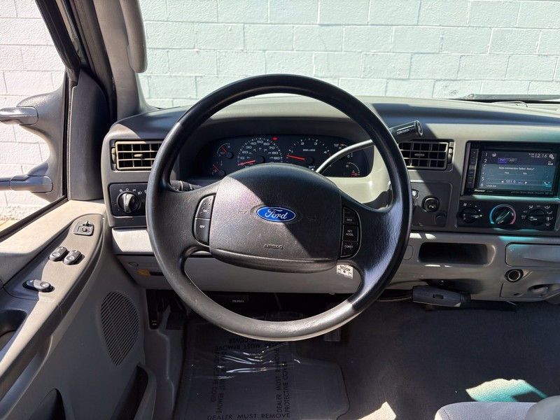 Ford Super Duty F-250 Vehicle Full-screen Gallery Image 23