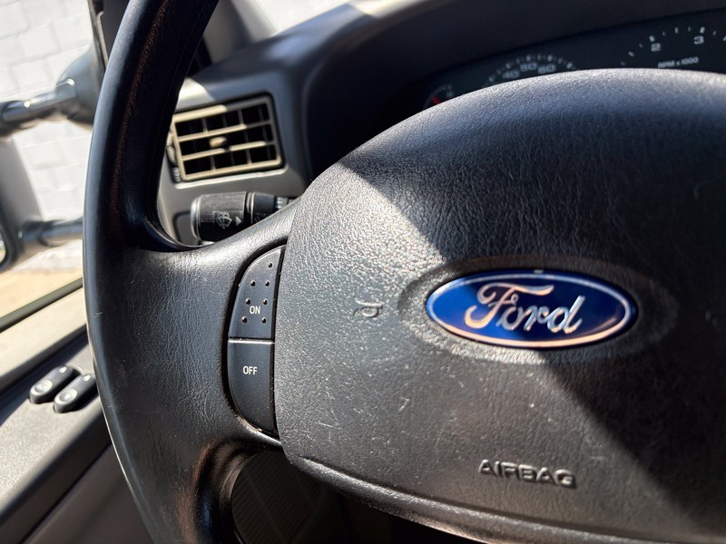 Ford Super Duty F-250 Vehicle Full-screen Gallery Image 24