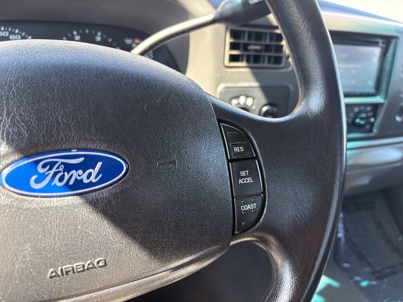 Ford Super Duty F-250 Vehicle Full-screen Gallery Image 25