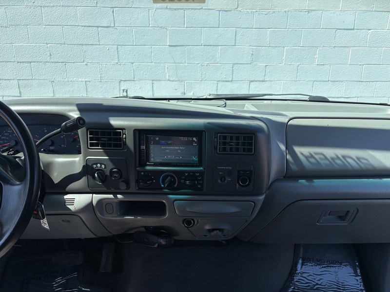 Ford Super Duty F-250 Vehicle Full-screen Gallery Image 26