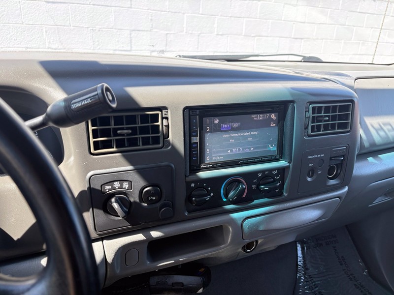 Ford Super Duty F-250 Vehicle Full-screen Gallery Image 27