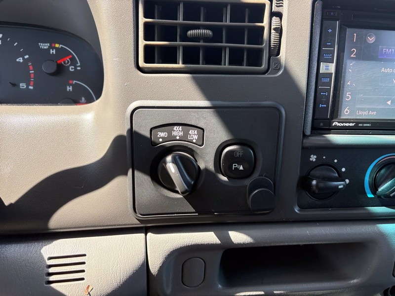 Ford Super Duty F-250 Vehicle Full-screen Gallery Image 28