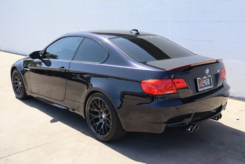 BMW M3 Vehicle Full-screen Gallery Image 08