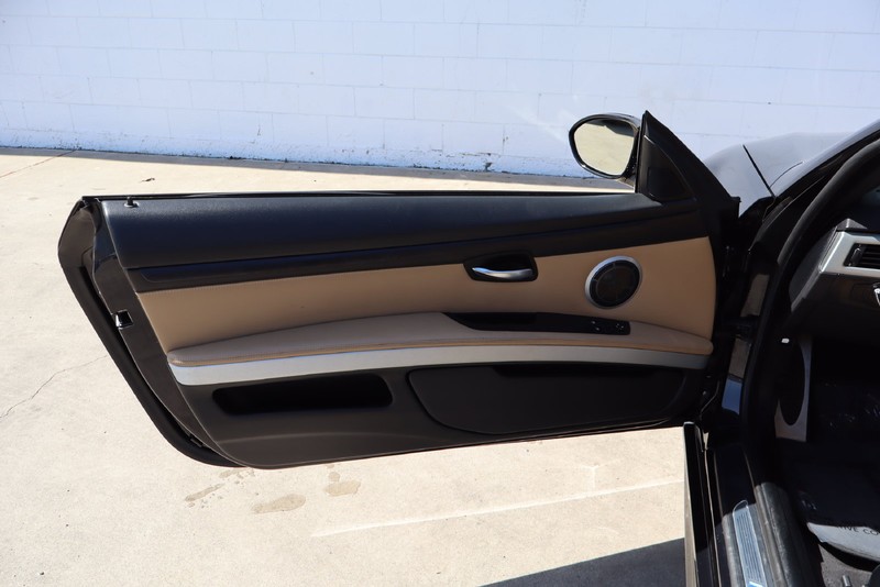 BMW M3 Vehicle Full-screen Gallery Image 13