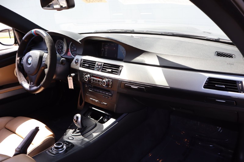 BMW M3 Vehicle Full-screen Gallery Image 17