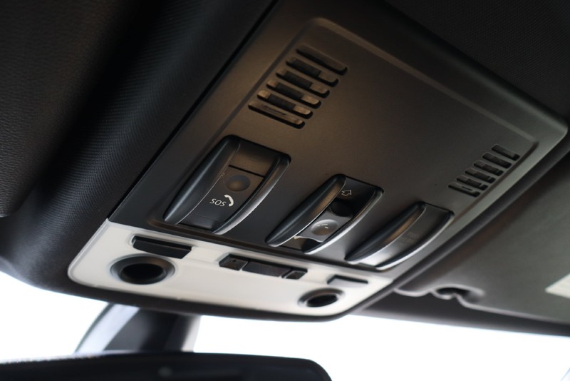 BMW M3 Vehicle Full-screen Gallery Image 27
