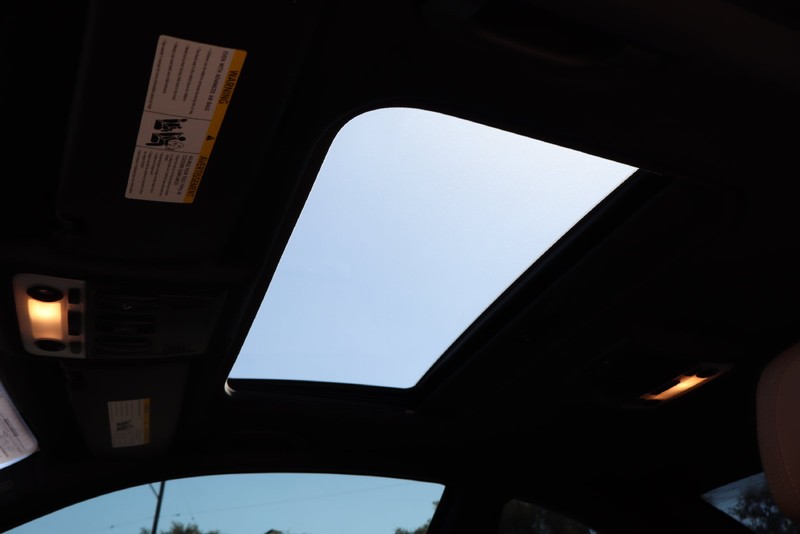 BMW M3 Vehicle Full-screen Gallery Image 28