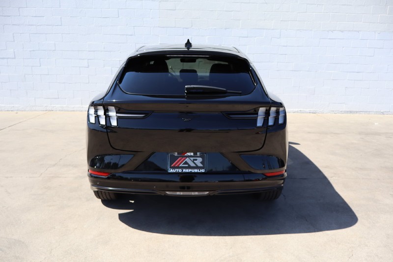 Ford Mustang Mach-E Vehicle Full-screen Gallery Image 06