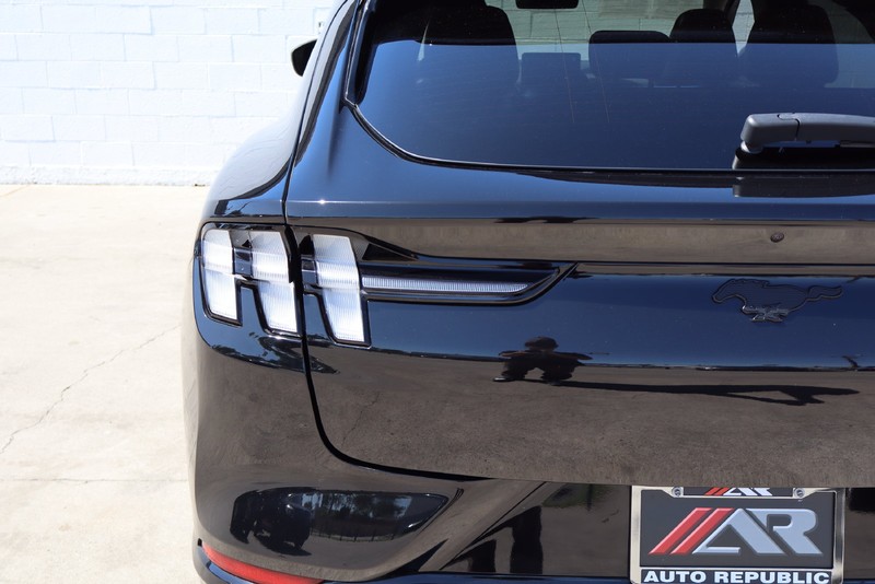Ford Mustang Mach-E Vehicle Full-screen Gallery Image 07