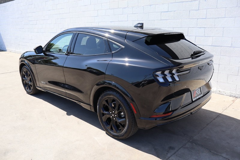 Ford Mustang Mach-E Vehicle Full-screen Gallery Image 10