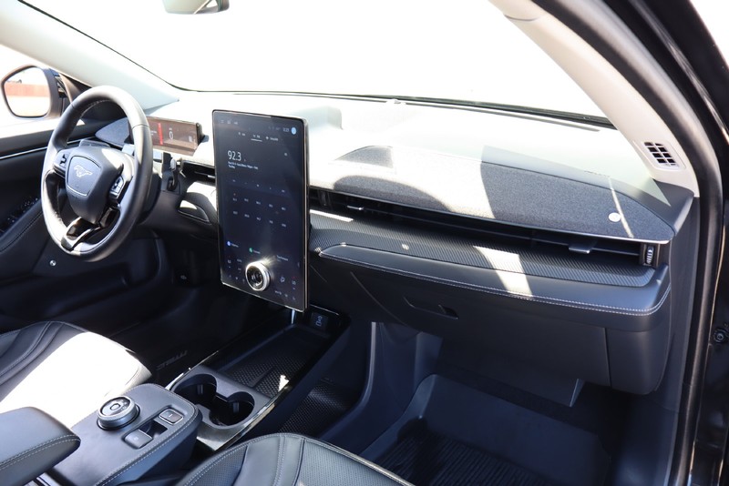 Ford Mustang Mach-E Vehicle Full-screen Gallery Image 19