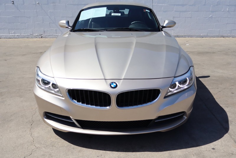 BMW Z4 Vehicle Full-screen Gallery Image 02