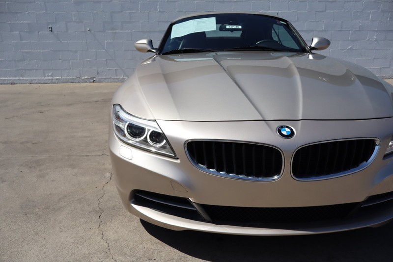 BMW Z4 Vehicle Full-screen Gallery Image 03