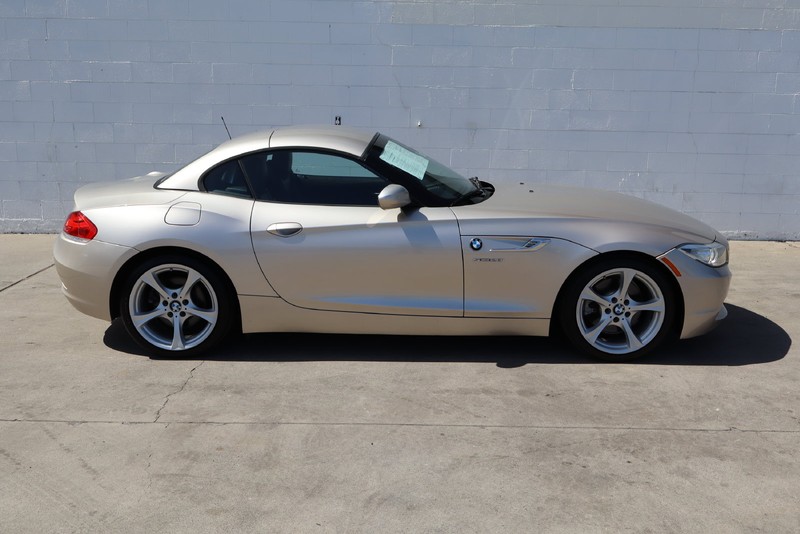 BMW Z4 Vehicle Full-screen Gallery Image 04