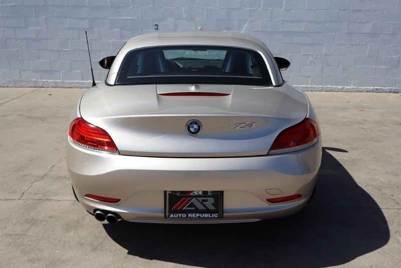 BMW Z4 Vehicle Full-screen Gallery Image 06