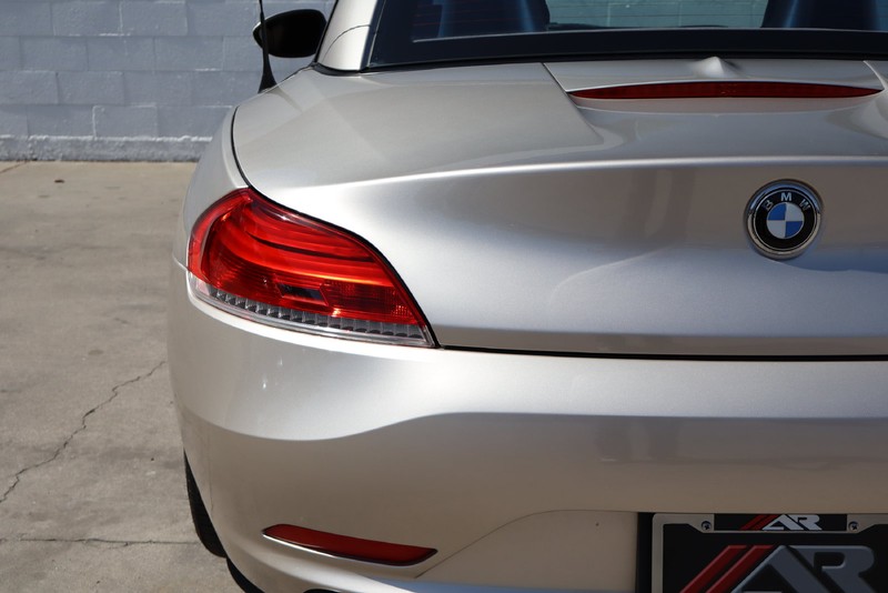 BMW Z4 Vehicle Full-screen Gallery Image 07