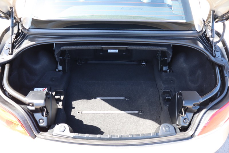 BMW Z4 Vehicle Full-screen Gallery Image 08