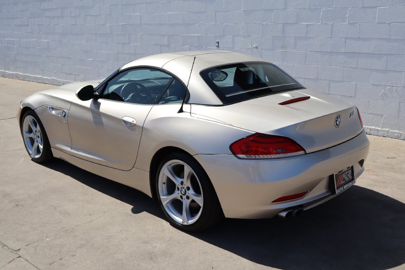 BMW Z4 Vehicle Full-screen Gallery Image 09